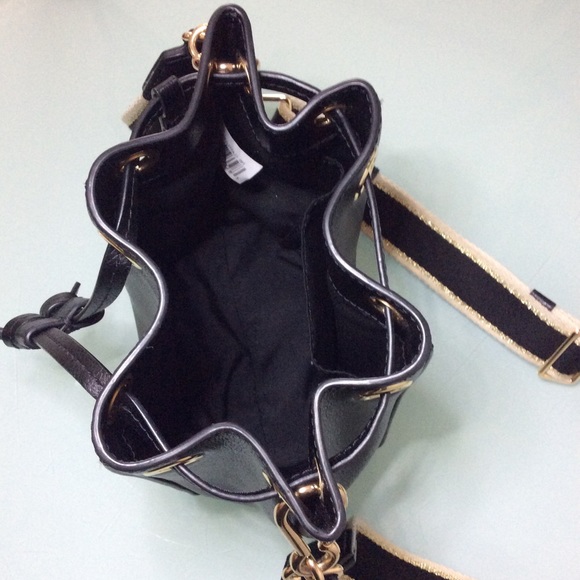 ✨ Authentic Marc Jacobs The Bucket Bag Logo Plaque Drawstring Woven Strap Black - Picture 11 of 16